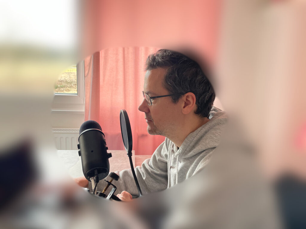 Podcast professionell aufnehmen. So sprichst du richtig in ein Podcast Mikrofon. Das ist der richtige Abstand zu einem Podcastmikrofon. Popschutz.